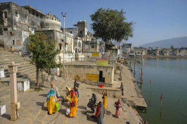 Pushkar, Hindistan - 4 Ocak 2024: Rajasthan, Hindistan 'daki Pushkar Gölü' nde bir grup kadın.