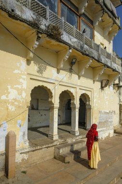 Pushkar, Hindistan - 4 Ocak 2024: Rajasthan, Hindistan 'da Pushkar Gölü' nde yürüyen bir kadın.