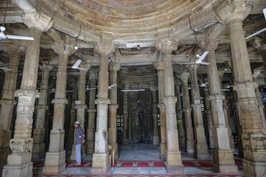 Ahmedabad, Hindistan - 10 Ocak 2024: Ahmedabad, Gujarat, Hindistan 'daki Sultan Ahmed Şah Camii.