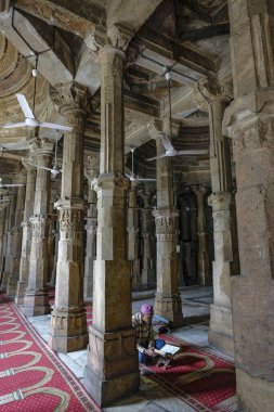 Ahmedabad, Hindistan - 10 Ocak 2024: Ahmedabad, Gujarat, Hindistan 'daki Sultan Ahmad Şah Camii' nde namaz kılan bir adam.