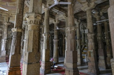 Ahmedabad, Hindistan - 10 Ocak 2024: Ahmedabad, Gujarat, Hindistan 'daki Sultan Ahmad Şah Camii' nde namaz kılan bir adam.