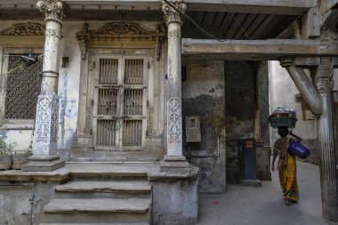 Ahmedabad, Hindistan - 10 Ocak 2024: Ahmedabad, Hindistan 'da bir sokak satıcısı.