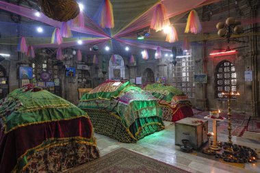 Ahmedabad, Hindistan - 11 Ocak 2024: Ahmad Şah 'ın Mezarı Ahmedabad, Gujarat, Hindistan' daki Jama Mescidi yakınlarında.