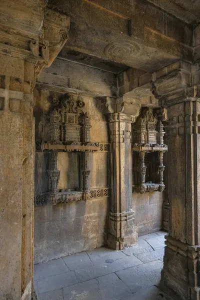 Ahmedabad, Hindistan - 11 Ocak 2024: Dada Harir Stepwell Ahmedabad, Hindistan 'da bir yeraltı kuyusu..