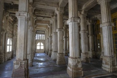 Ahmedabad, Hindistan - 12 Ocak 2024: Sarkhej Roza Camii ve mezar kompleksi Ahmedabad, Hindistan.