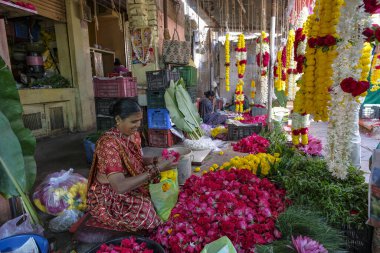 Vadodara, Hindistan - 14 Ocak 2024: Vadodara, Gujarat, Hindistan 'daki Khanderao Pazarında çiçek satıcıları.