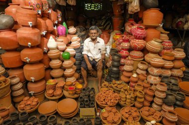 Vadodara, Hindistan - 14 Ocak 2024: Vadodara, Gujarat, Hindistan 'daki Khanderao Pazarında bir çömlekçi.