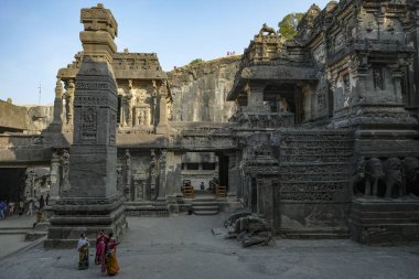 Ellora, Hindistan - 22 Ocak 2024: Hindistan Maharashtra 'nın Aurangabad ilçesindeki Ellora Mağaraları kompleksindeki Kailasa Tapınağı.