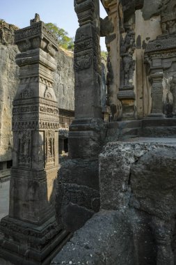Ellora, Hindistan - 22 Ocak 2024: Hindistan Maharashtra 'nın Aurangabad ilçesindeki Ellora Mağaraları kompleksindeki Kailasa Tapınağı.