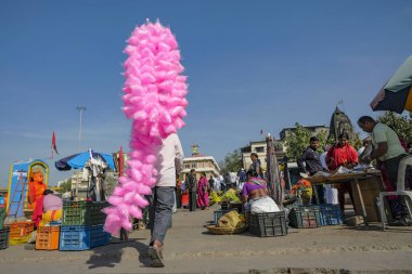 Nashik, Hindistan - 25 Ocak 2024: Hindistan, Nashik 'te Ganga Ghat' ta pamuk şeker satan bir adam.