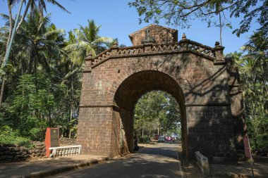 Eski Goa, Hindistan - 2 Şubat 2024: Viceroy 'un Kemeri olarak da bilinen Genel Vali kemeri, 1599 yılında Eski Goa, Hindistan' da dikildi..