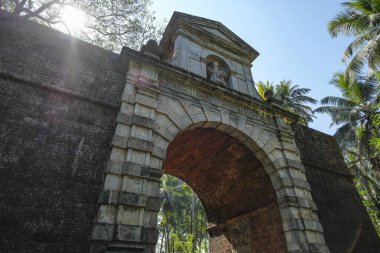 Eski Goa, Hindistan - 2 Şubat 2024: Viceroy 'un Kemeri olarak da bilinen Genel Vali kemeri, 1599 yılında Eski Goa, Hindistan' da dikildi..