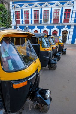 Panaji, Hindistan - 2 Şubat 2024: Panaji, Goa, Hindistan 'daki Kusursuz Gebelik Kilisesi önünde oto çekçekçekçekçiler durdu.