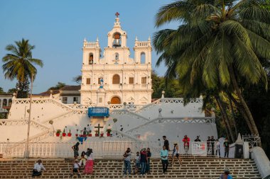 Panaji, Hindistan - 3 Şubat 2024: Panaji, Goa, Hindistan 'da Meryem Ana' nın önünde yürüyen insanlar.