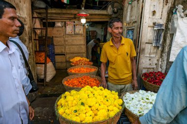 Mumbai, Hindistan - 23 Şubat 2024: Mumbai, Hindistan 'daki Dadar Çiçek Pazarı' nda çiçek satan bir adam.