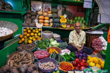 Mumbai, Hindistan - 23 Şubat 2024: Mumbai, Hindistan Dadar pazarında sebze satan bir adam.