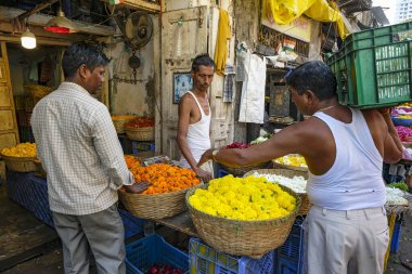 Mumbai, Hindistan - 23 Şubat 2024: Mumbai, Hindistan 'daki Dadar Çiçek Pazarı' nda çiçek satan bir adam.