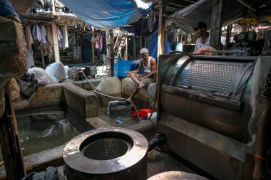 Mumbai, Hindistan - 3 Mart 2024: Mahalaxmi Dhobi Ghat 'ta çalışan erkekler, Mumbai, Hindistan' daki en büyük açık hava çamaşırhanesi..