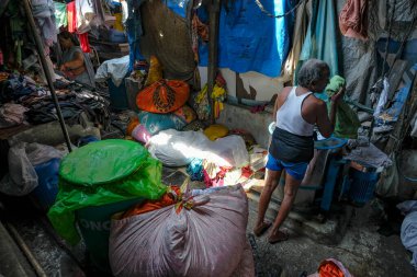 Mumbai, Hindistan - 3 Mart 2024: Mahalaxmi Dhobi Ghat 'ta çalışan bir adam, Mumbai, Hindistan' daki en büyük açık hava çamaşırhanesi..