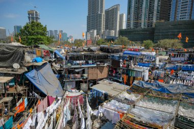 Mumbai, Hindistan - 3 Mart 2024: Mahalaxmi Dhobi Ghat, Mumbai, Hindistan 'daki en büyük açık hava çamaşırhanesi.