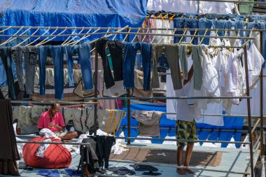 Mumbai, Hindistan - 3 Mart 2024: Mahalaxmi Dhobi Ghat 'ta çalışan erkekler, Mumbai, Hindistan' daki en büyük açık hava çamaşırhanesi..