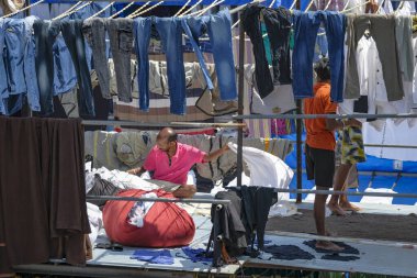 Mumbai, Hindistan - 3 Mart 2024: Mahalaxmi Dhobi Ghat 'ta çalışan erkekler, Mumbai, Hindistan' daki en büyük açık hava çamaşırhanesi..