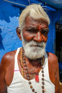 Mumbai, Hindistan - 8 Mart 2024: Hindistan 'ın Colaba ilçesindeki Sassoon rıhtımında bir balıkçının portresi.