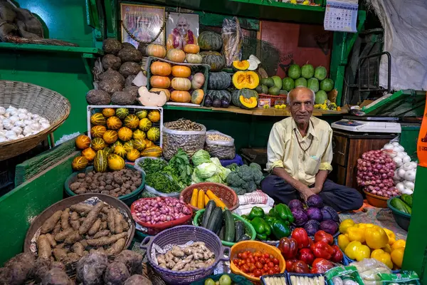 Mumbai, Hindistan - 23 Şubat 2024: Mumbai, Hindistan Dadar pazarında sebze satan bir adam.
