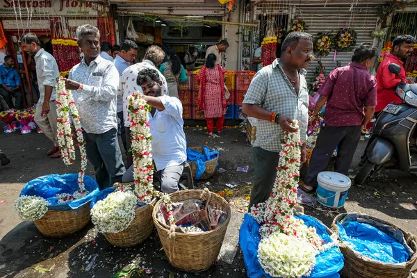 Mumbai, Hindistan - 23 Şubat 2024: Erkekler Mumbai, Hindistan 'daki Dadar Çiçek Pazarı' nda çiçek satıyor.