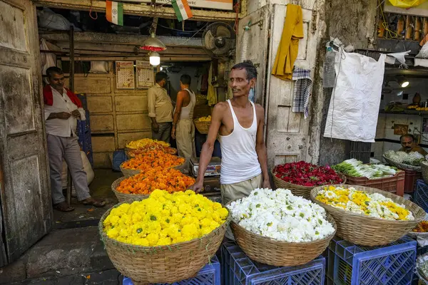 Mumbai, Hindistan - 23 Şubat 2024: Mumbai, Hindistan 'daki Dadar Çiçek Pazarı' nda çiçek satan bir adam.