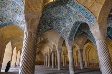 Şii, İran - 16 Mart 2024: Vakil Camii İran 'ın Şiraz kentindeki Vakil Çarşısının batısında yer almaktadır..