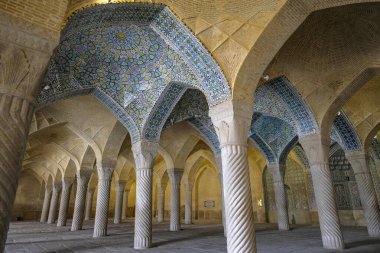 Şii, İran - 16 Mart 2024: Vakil Camii İran 'ın Şiraz kentindeki Vakil Çarşısının batısında yer almaktadır..