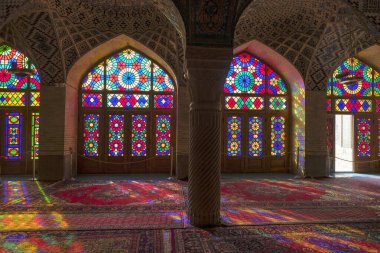 Şiraz, İran - 17 Mart 2024: İran 'ın Şiraz kentindeki Nasir el Mulk Camii.