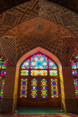 Şiraz, İran - 17 Mart 2024: İran 'ın Şiraz kentindeki Nasir el Mulk Camii.