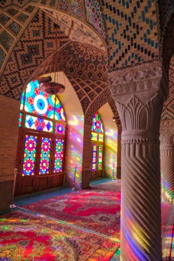 Şiraz, İran - 17 Mart 2024: İran 'ın Şiraz kentindeki Nasir el Mulk Camii.