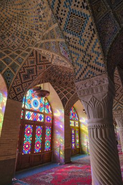 Şiraz, İran - 17 Mart 2024: İran 'ın Şiraz kentindeki Nasir el Mulk Camii.