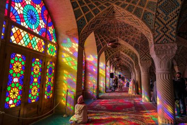 Şiraz, İran - 17 Mart 2024: İran 'ın Şiraz kentindeki Nasir el Mulk Camii.