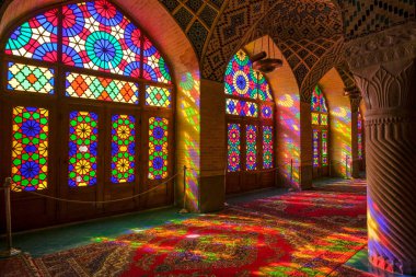 Şiraz, İran - 17 Mart 2024: İran 'ın Şiraz kentindeki Nasir el Mulk Camii.