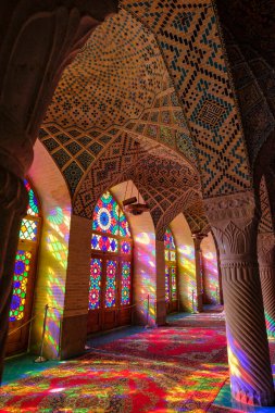 Şiraz, İran - 17 Mart 2024: İran 'ın Şiraz kentindeki Nasir el Mulk Camii.