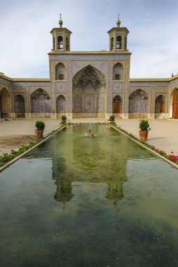 Şiraz, İran - 17 Mart 2024: İran 'ın Şiraz kentindeki Nasir el Mulk Camii.