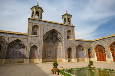 Şiraz, İran - 17 Mart 2024: İran 'ın Şiraz kentindeki Nasir el Mulk Camii.