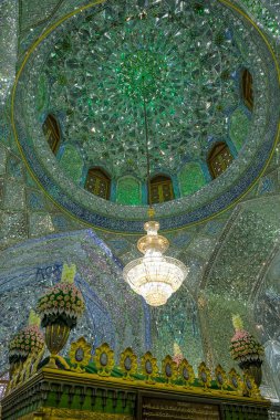 Şiraz, İran - 17 Mart 2024: Ali İbn Hamzeh Kutsal Tapınağı, İran 'ın Şiraz kentindeki tarihi ve dini yapılardan biridir..