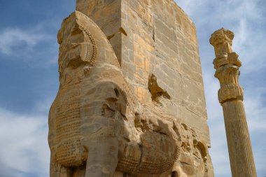 Marvdsaht, İran - 18 Mart 2024: İran 'ın Fars ilinin Şiraz kenti yakınlarındaki Persepolis harabelerinde bulunan tüm ulusların geçidi.