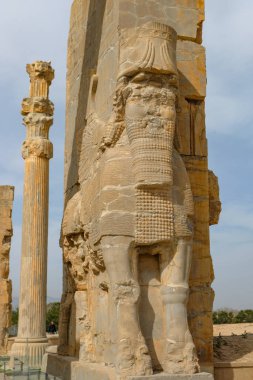 Marvdsaht, İran - 18 Mart 2024: İran 'ın Fars ilinin Şiraz kenti yakınlarındaki Persepolis harabelerinde bulunan tüm ulusların geçidi.