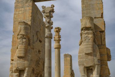 Marvdsaht, İran - 18 Mart 2024: İran 'ın Fars ilinin Şiraz kenti yakınlarındaki Persepolis harabelerinde bulunan tüm ulusların geçidi.