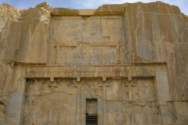Marvdsaht, İran - 18 Mart 2024: İran 'ın Fars ilinin Şiraz kenti yakınlarındaki Persepolis kalıntılarındaki Artaxerxes III mezarı.