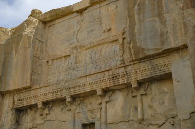Marvdsaht, İran - 18 Mart 2024: İran 'ın Fars ilinin Şiraz kenti yakınlarındaki Persepolis kalıntılarındaki Artaxerxes III mezarı.