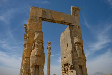 Marvdsaht, İran - 18 Mart 2024: İran 'ın Fars ilinin Şiraz kenti yakınlarındaki Persepolis harabelerinde bulunan tüm ulusların geçidi.