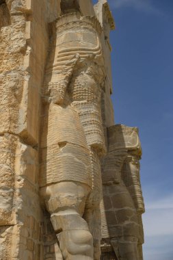 Marvdsaht, İran - 18 Mart 2024: İran 'ın Fars ilinin Şiraz kenti yakınlarındaki Persepolis harabelerinde bulunan tüm ulusların geçidi.