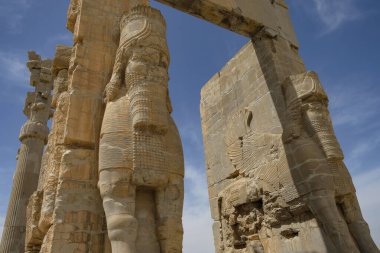 Marvdsaht, İran - 18 Mart 2024: İran 'ın Fars ilinin Şiraz kenti yakınlarındaki Persepolis harabelerinde bulunan tüm ulusların geçidi.
